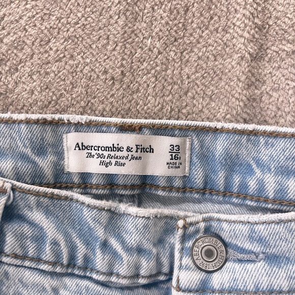 Abercrombie and Fitch High Rise 90s Relaxed Jean Size 33 16R Light Wash - Picture 3 of 4